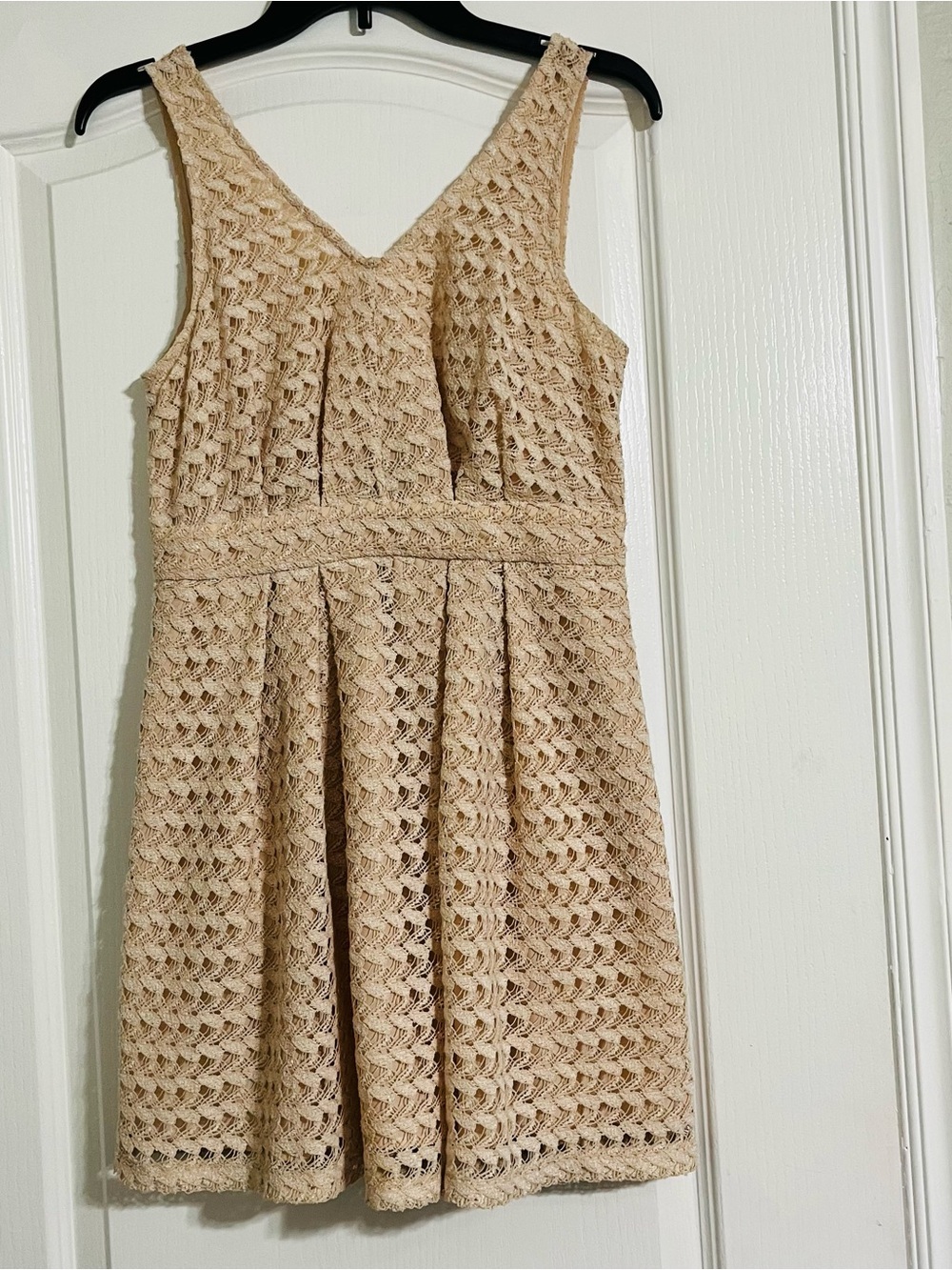 BCBGeneration Beige Feminine Dress — Sleeveless Elegant Style Size 6